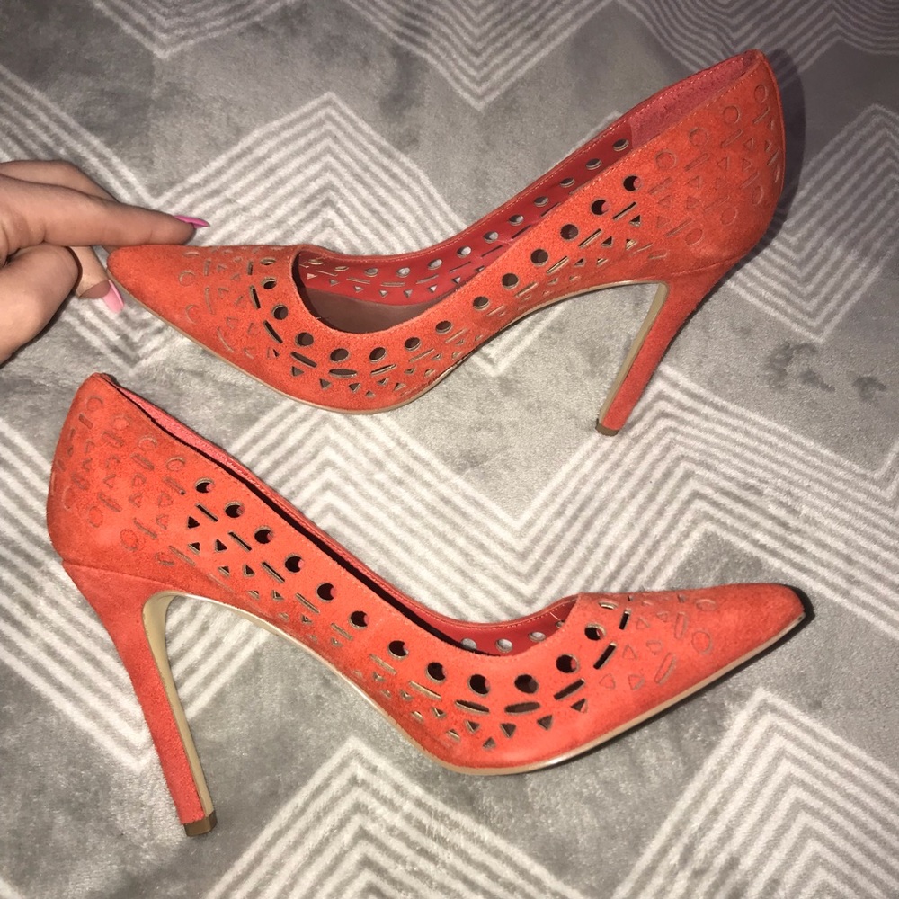 BCBG cut out heels 🤩